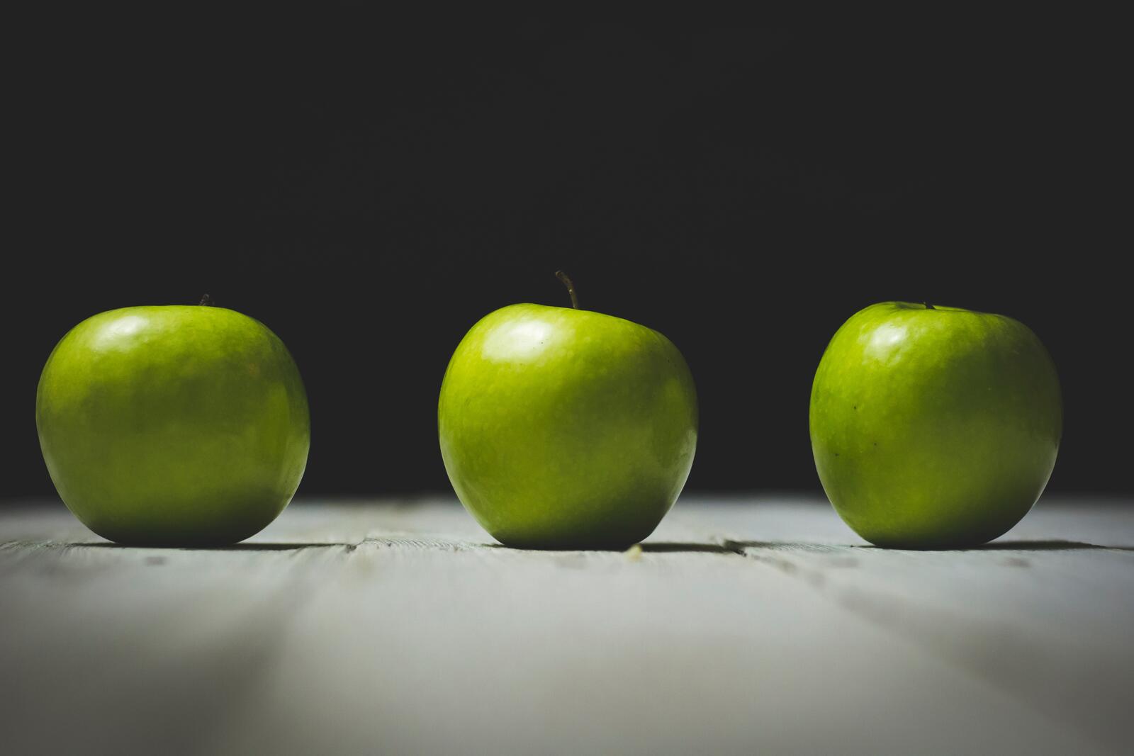 Бесплатное фото Три зеленых яблока