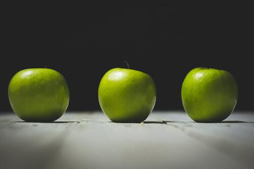 Три зеленых яблока