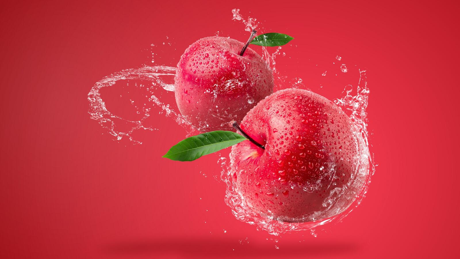 Бесплатное фото Красные яблоки упавшие в воду