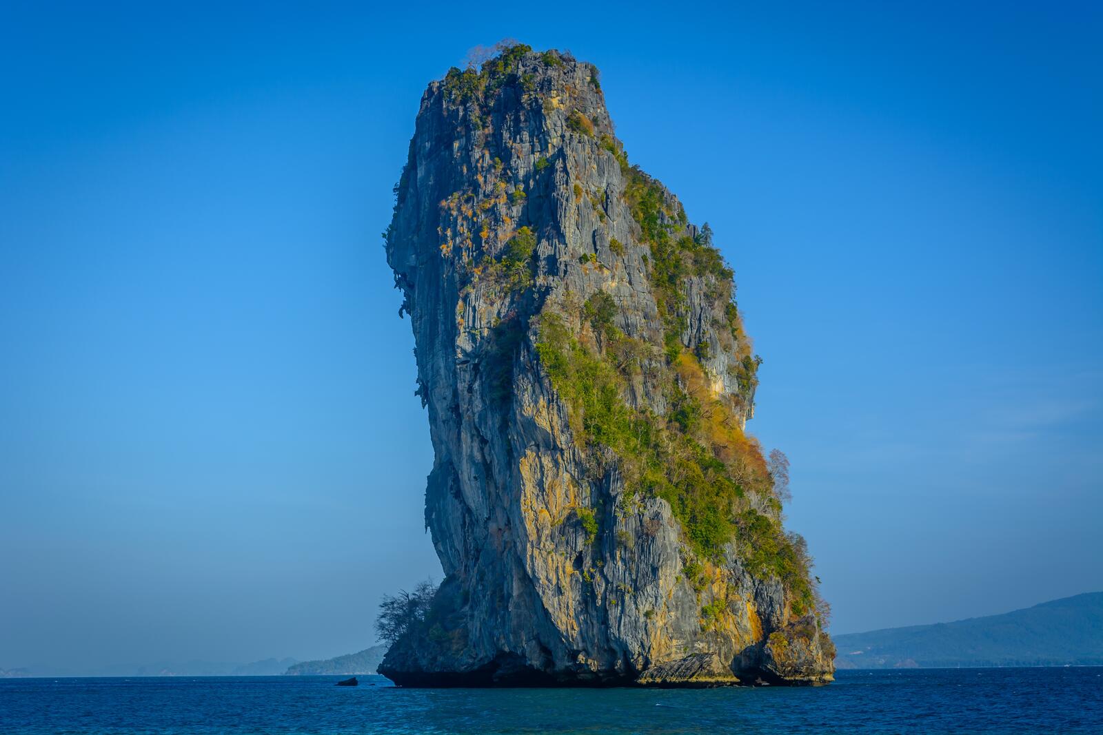 免费照片泰国大海深处的一块高大岩石