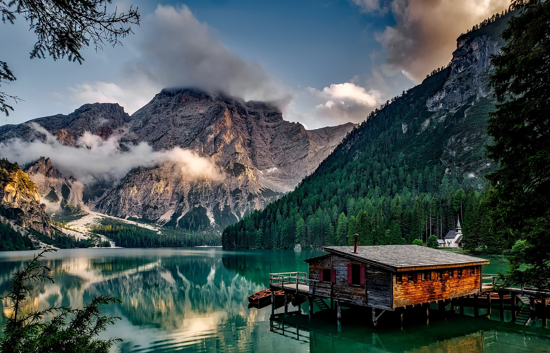 Бесплатное фото Хижина на берегу озера в горах