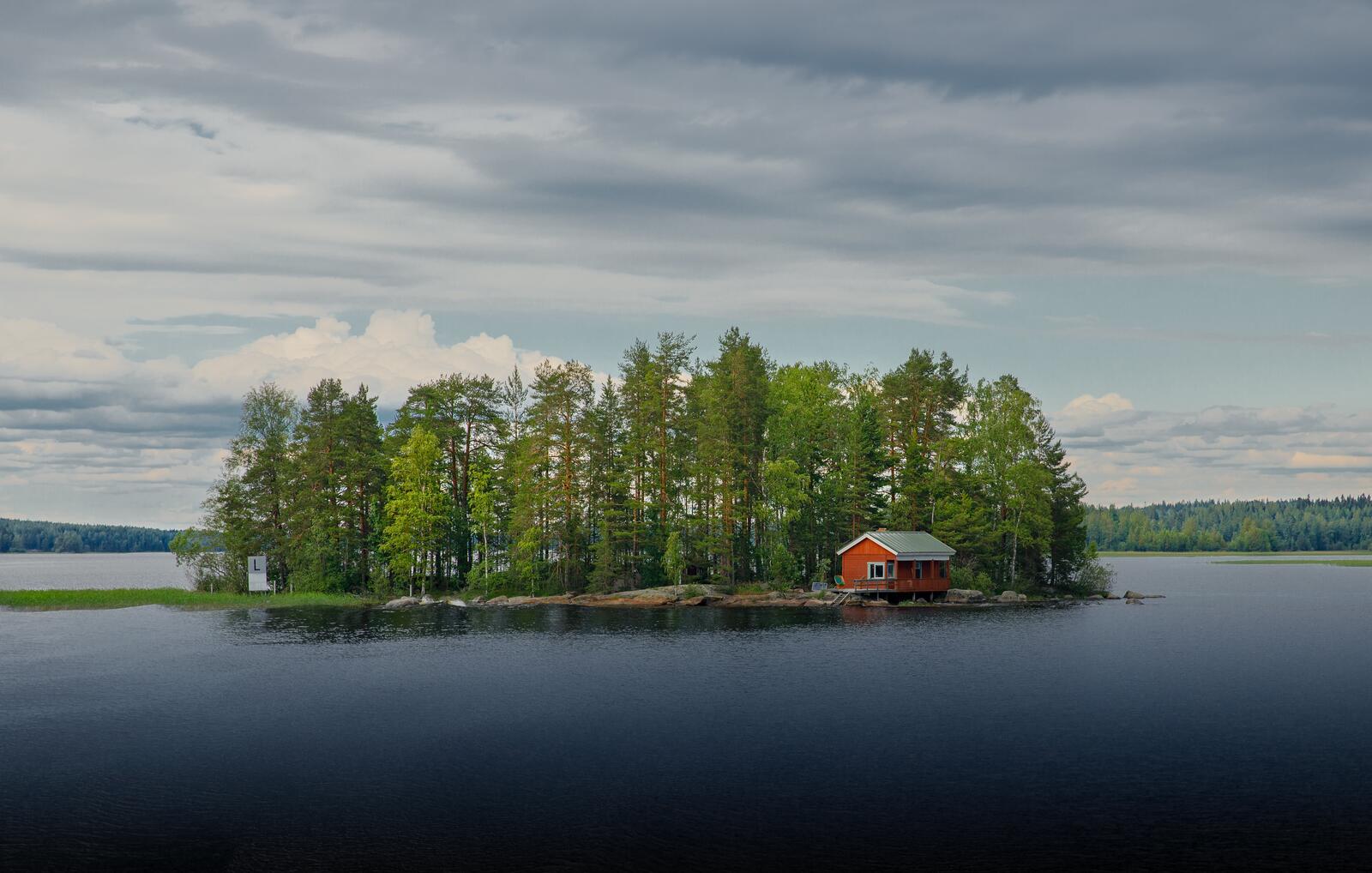 Free photo Cabin located on a lake island