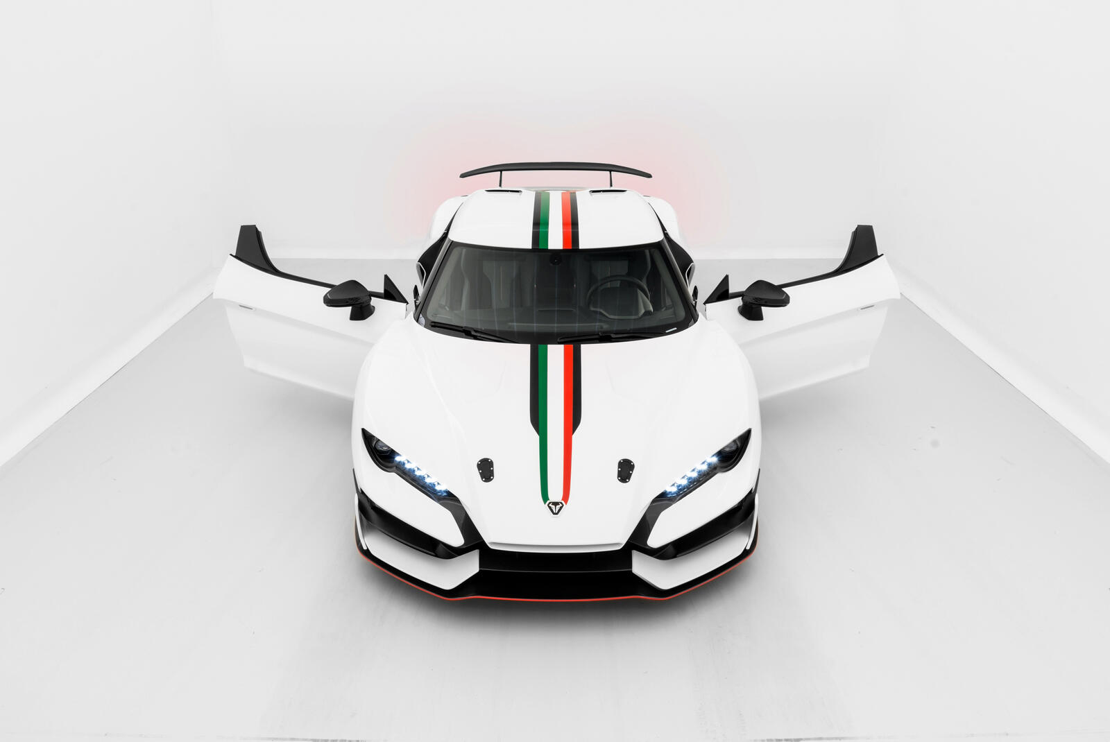 Free photo Italdesign Zerouno car in white with stripes on the hood with open doors