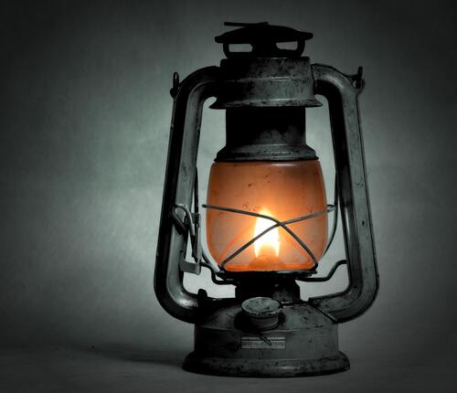 Антикварная старая керосиновая лампа фонарь