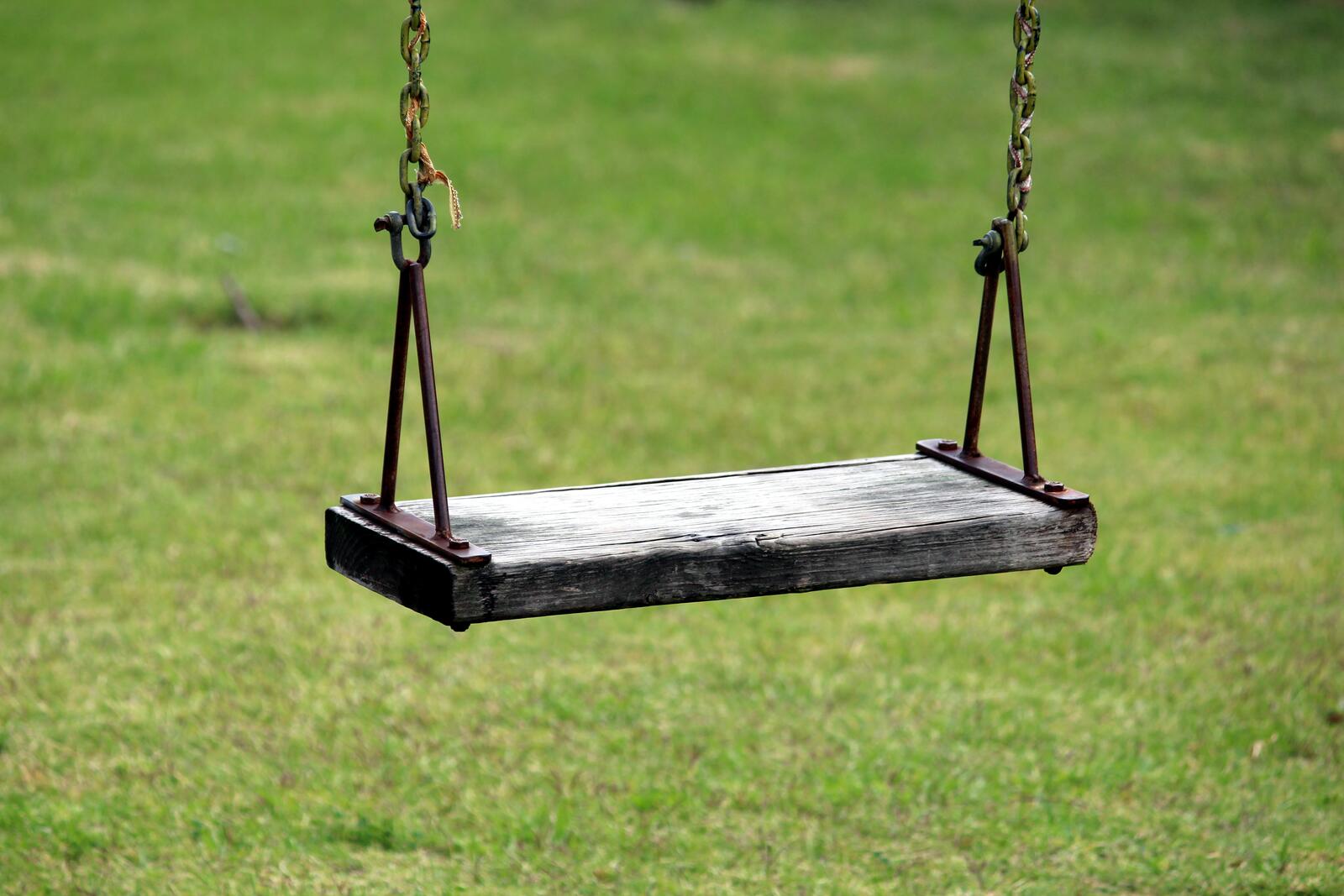 Free photo Wooden swing on the lawn