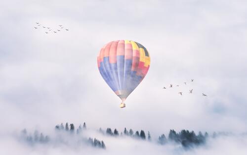 Воздушный шар в туманном небе