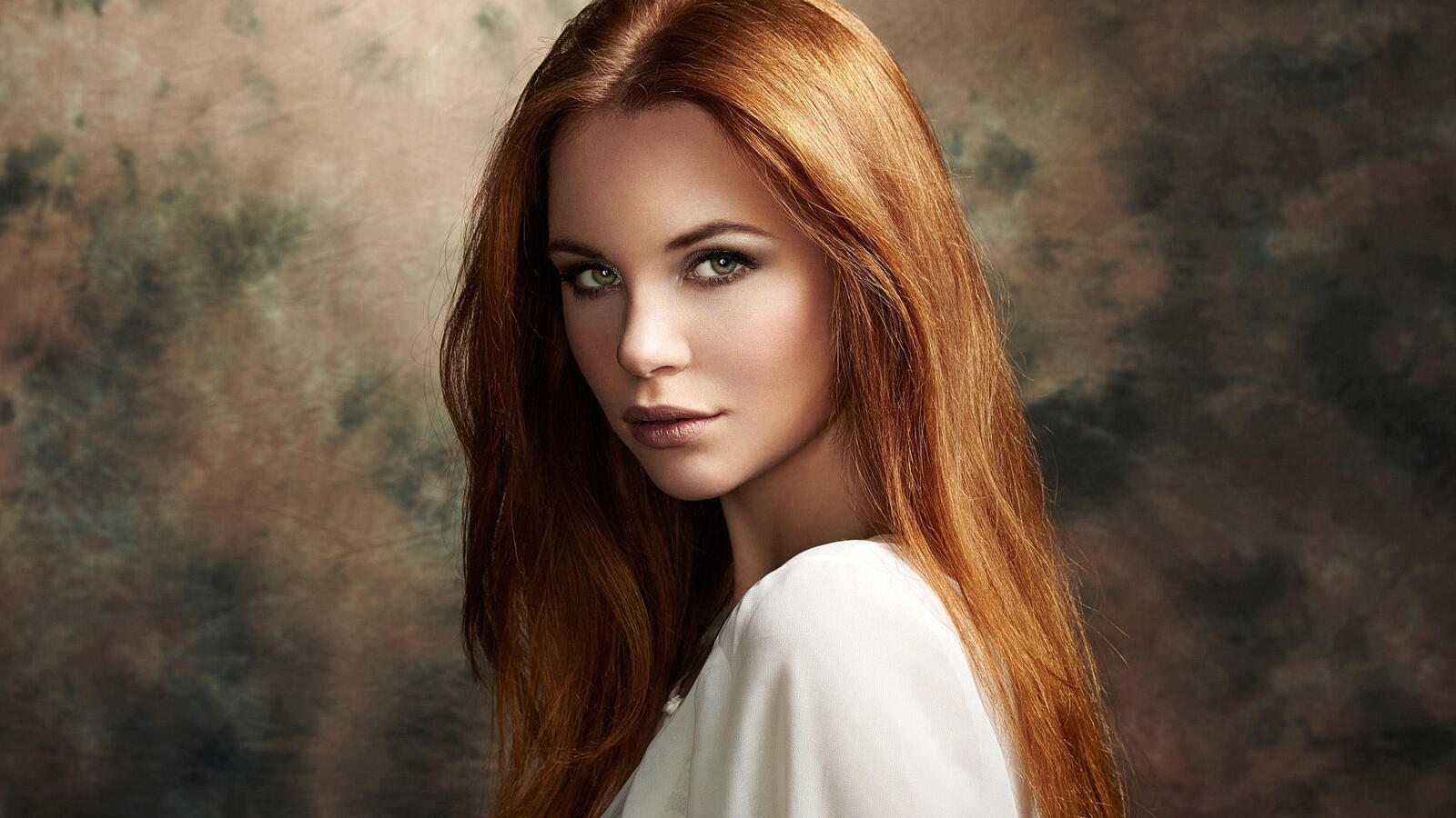 Free photo Portrait of a redheaded girl in white