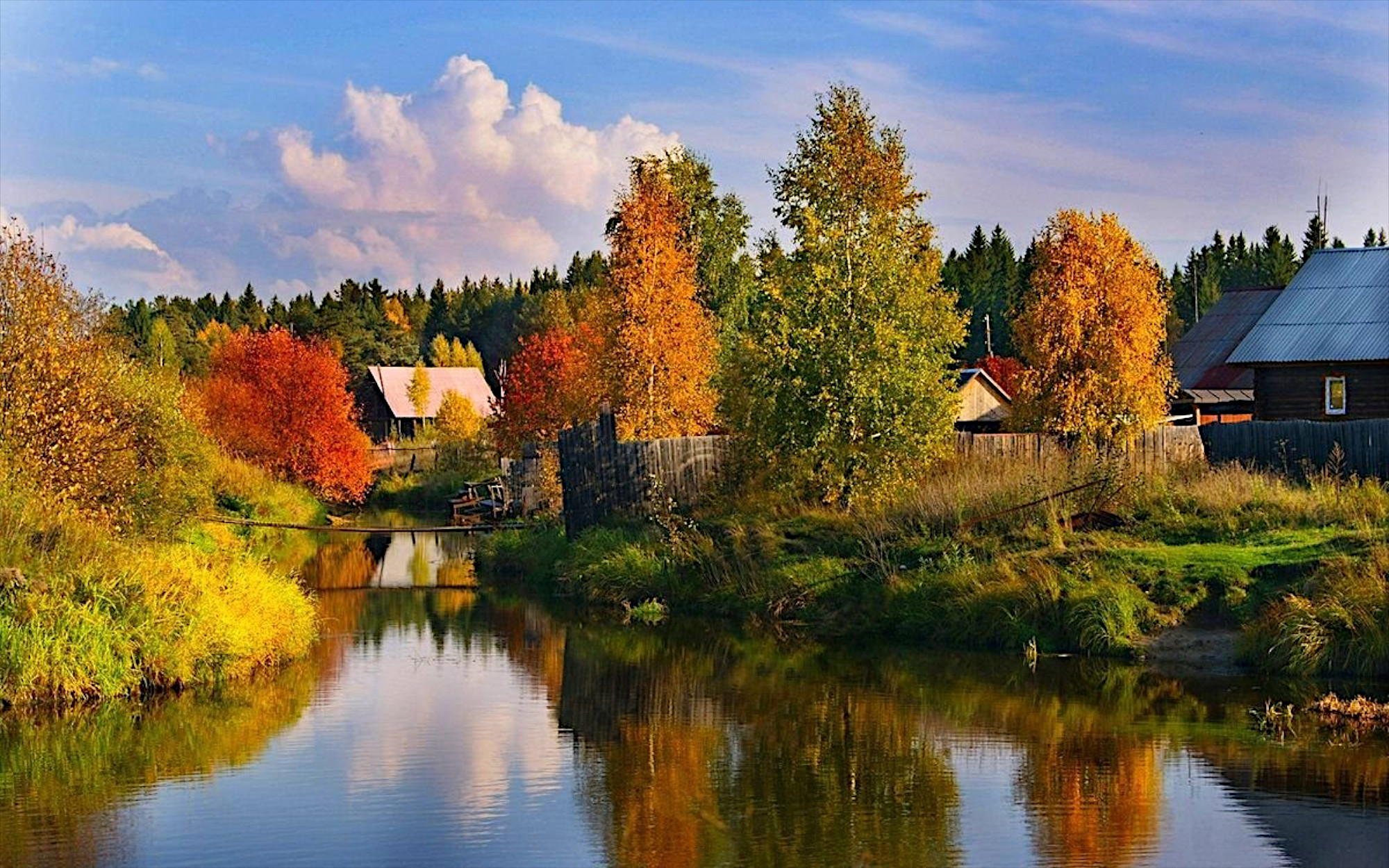 Осень пришла в деревню у реки