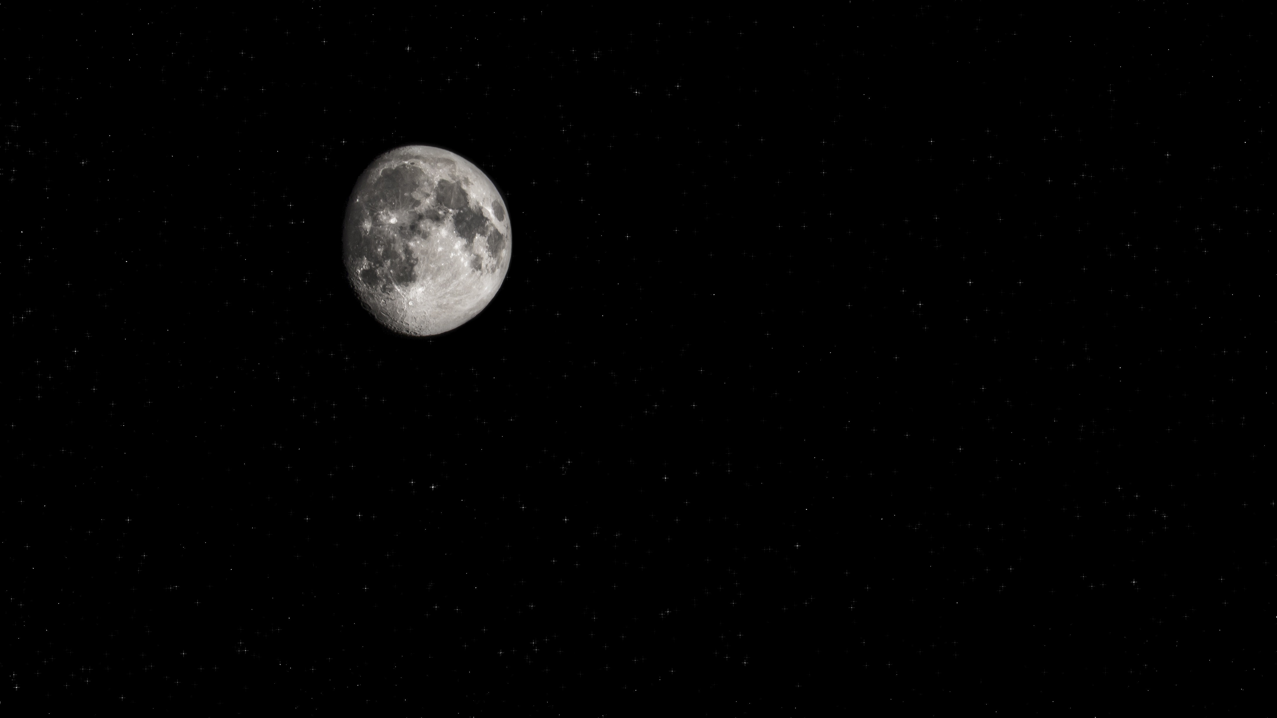 Бесплатное фото Луна на черном небе