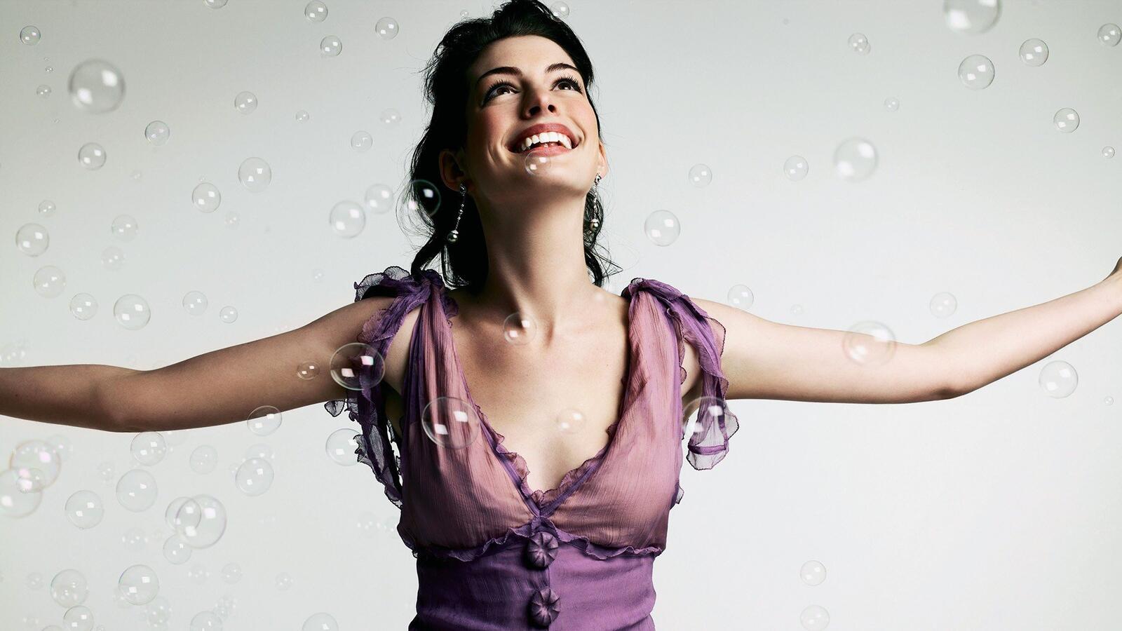 Free photo Anne Hathaway enjoys soap bubbles.