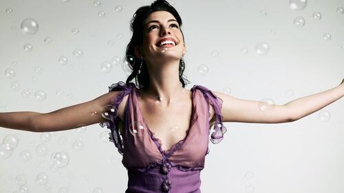 Anne Hathaway enjoys soap bubbles.