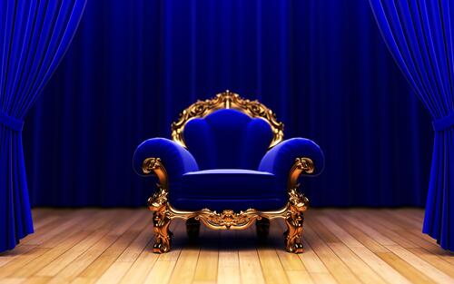 Синее кресло в старинном стиле