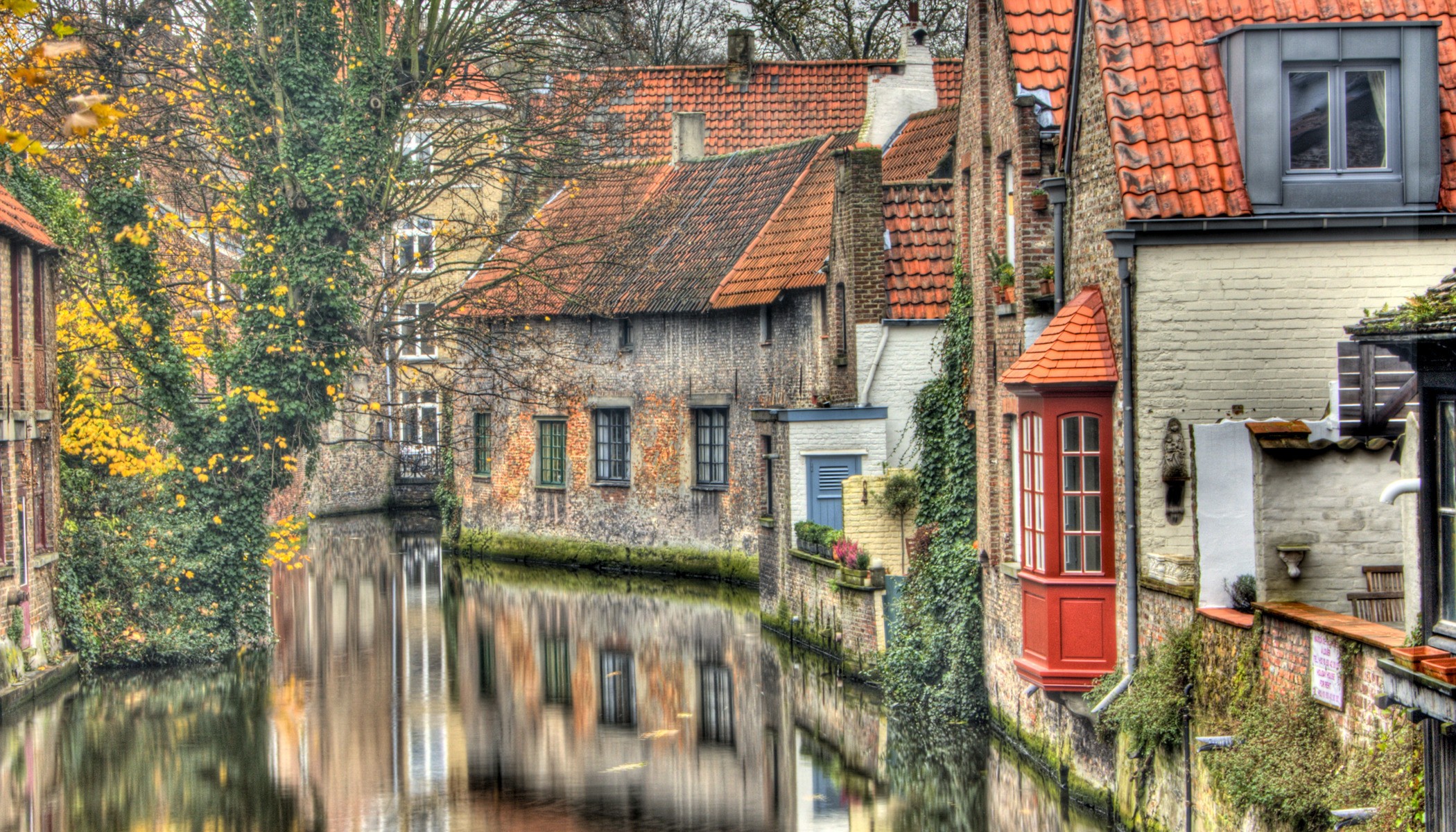 Бесплатное фото Старинные каменные дома построенные на воде