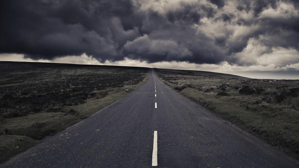 Дорога в неизвестность под тяжелыми облаками