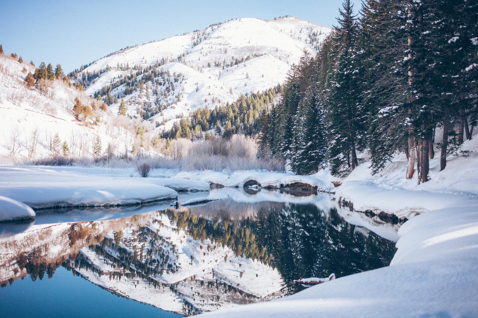 Бесплатное фото Река со снежными берегами