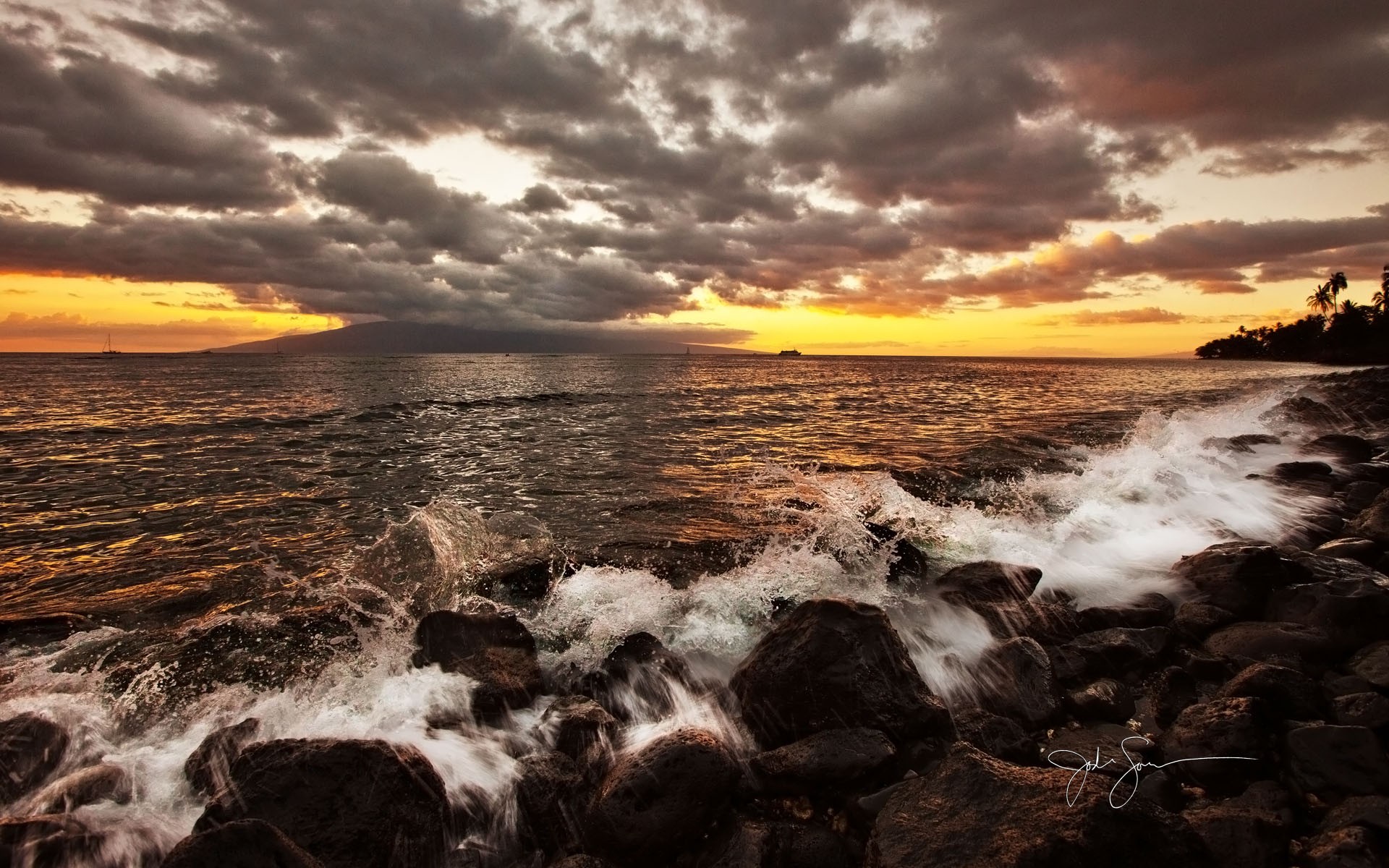 Бесплатное фото Морское побережье с большими камнями на закате