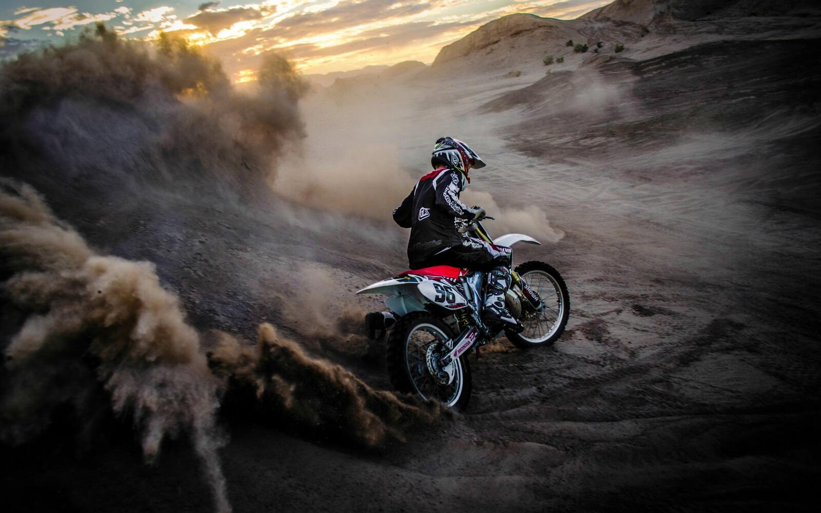 Бесплатное фото Дрифт на кроссовом мотоцикле по пыли