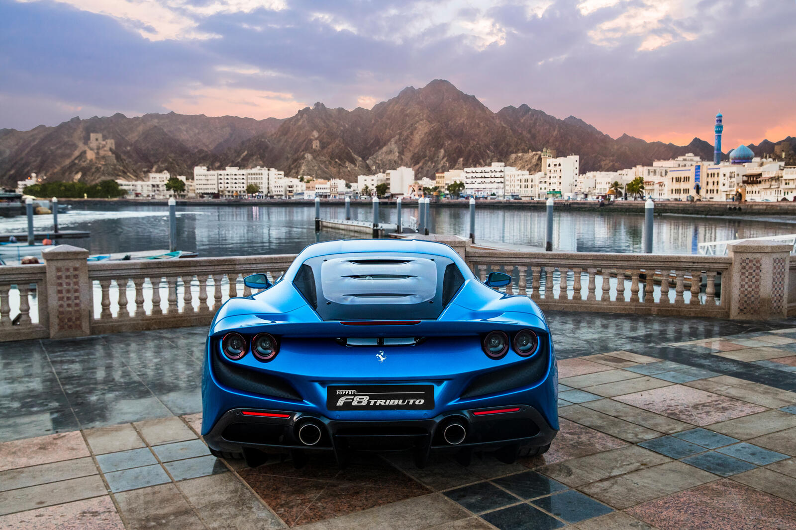 Бесплатное фото Ferrari F8 Tributo 2019 года синего цвета вид сзади на берегу моря