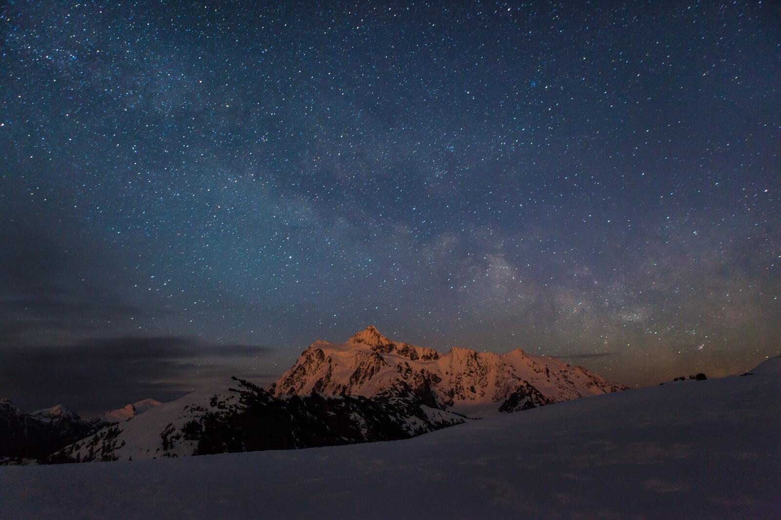 Free photo Starry night sky in the mountains