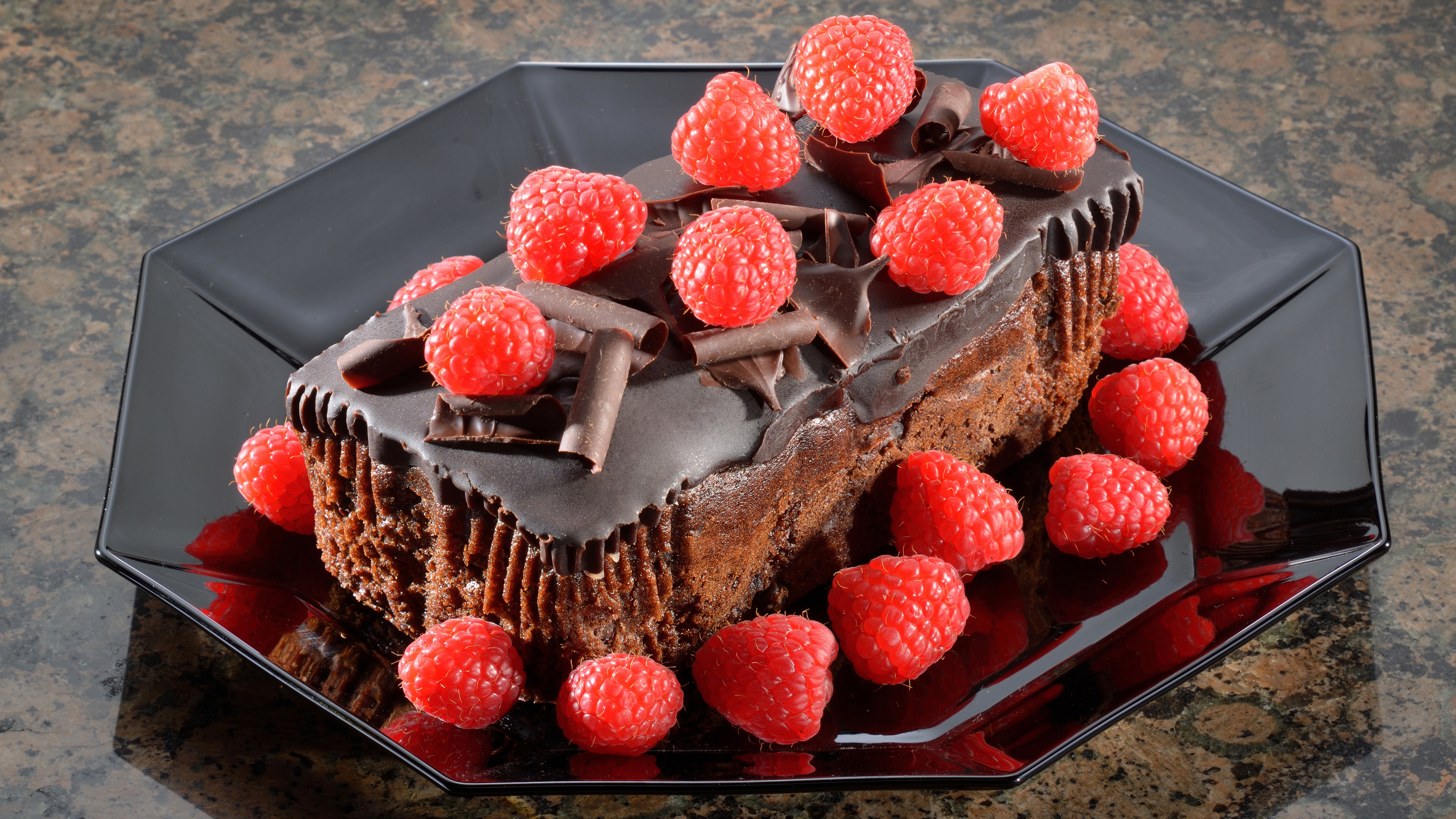 Free photo Chocolate cake with raspberries