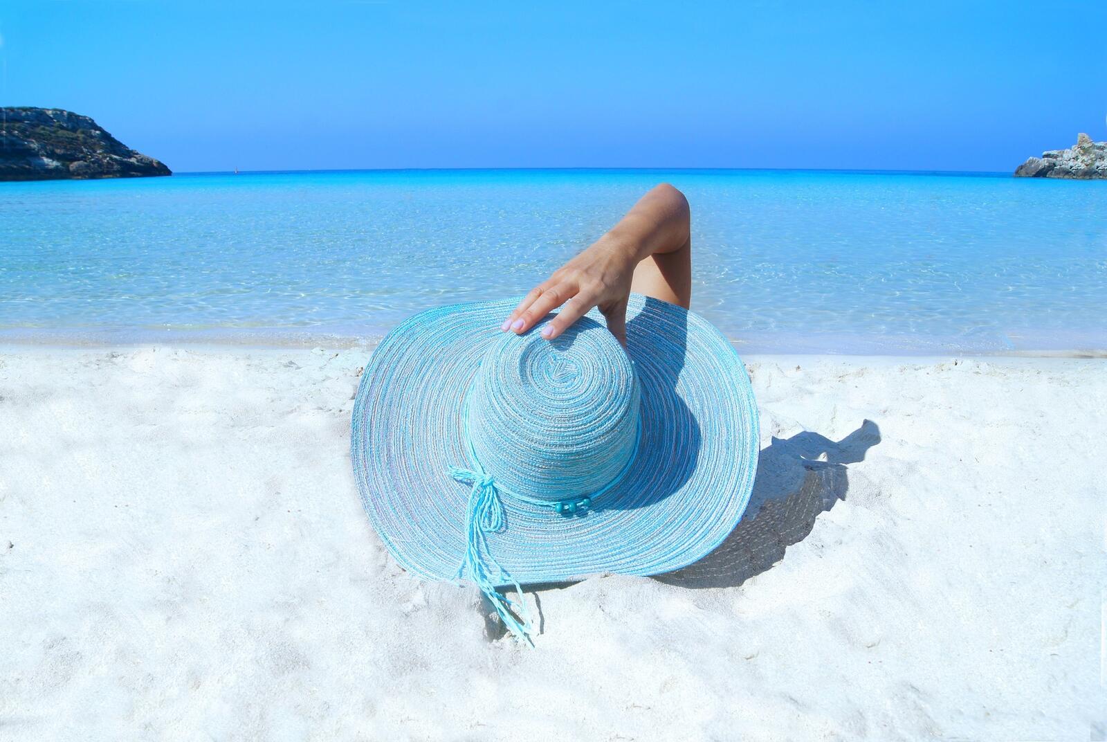 Бесплатное фото Отдых на пляже в голубой шляпе