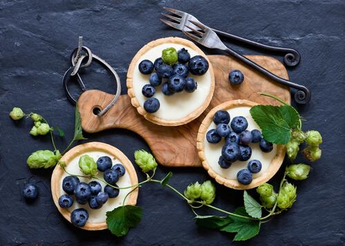 盘子里的野生蓝莓
