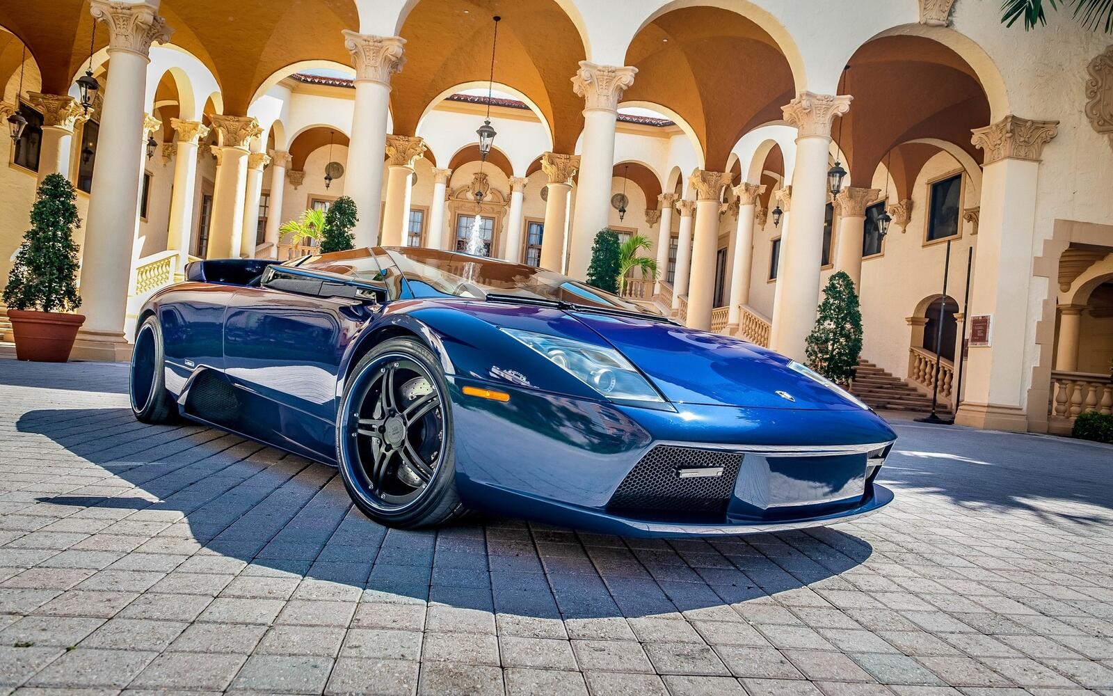 免费照片一辆漂亮的蓝色兰博基尼 Aventador。