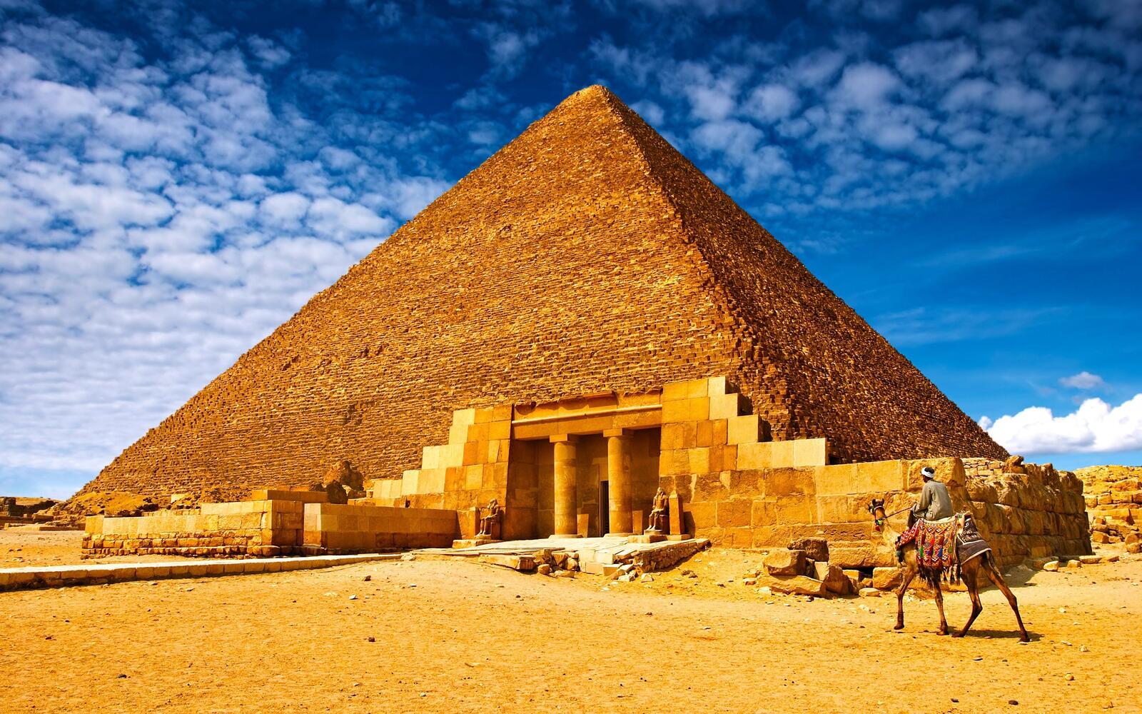 Free photo The pyramid of Cheops