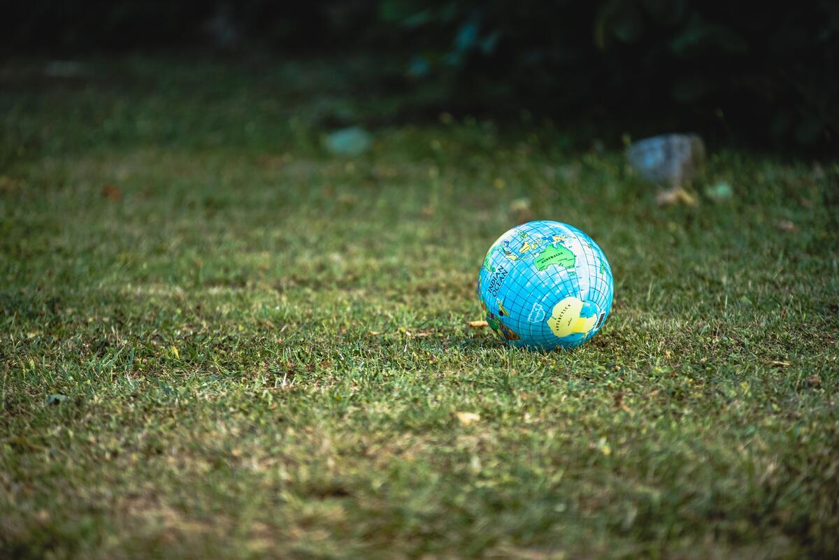 Мяч глобус лежит на газоне
