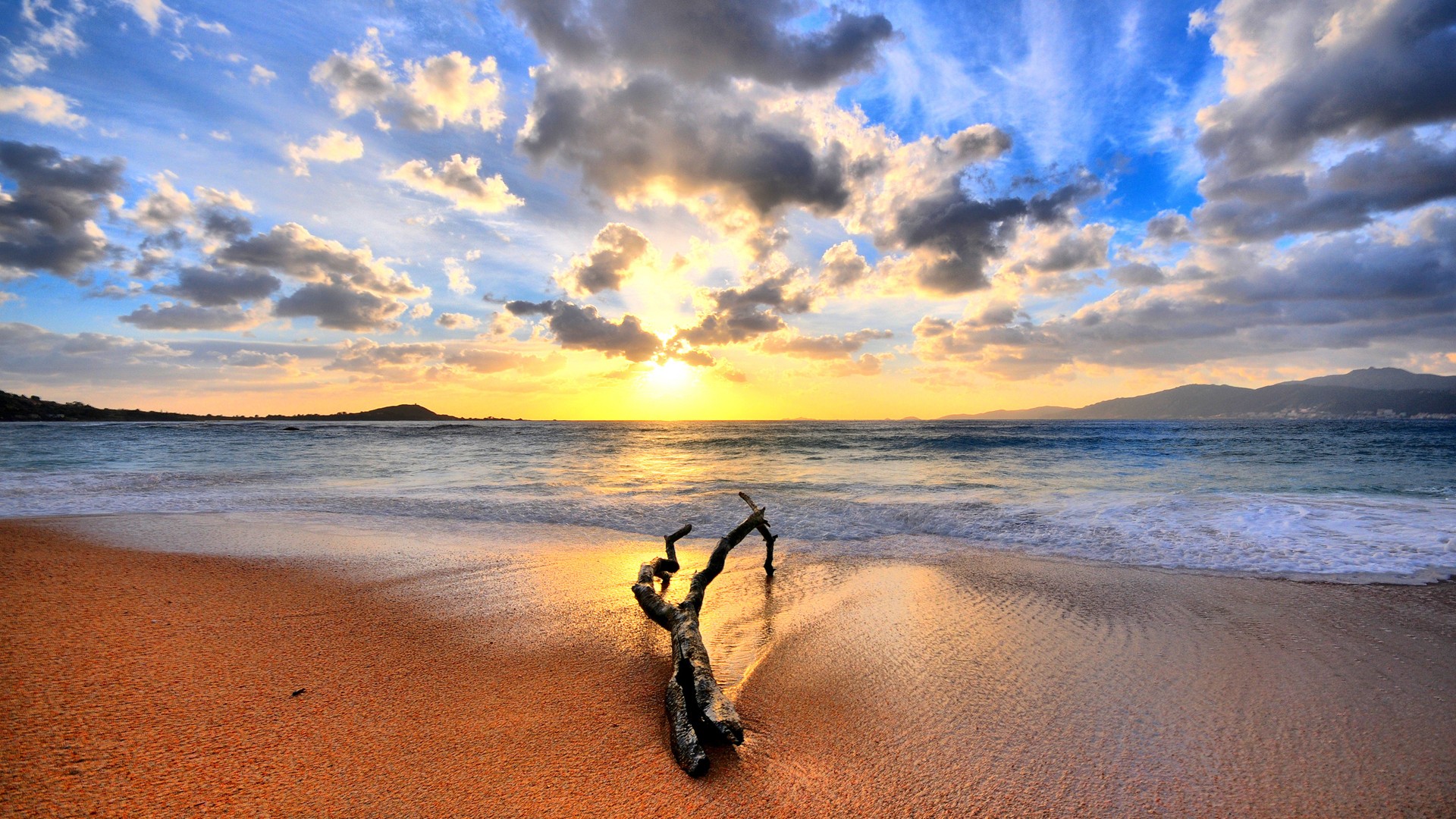 Бесплатное фото Берег пляжа на восходе солнце