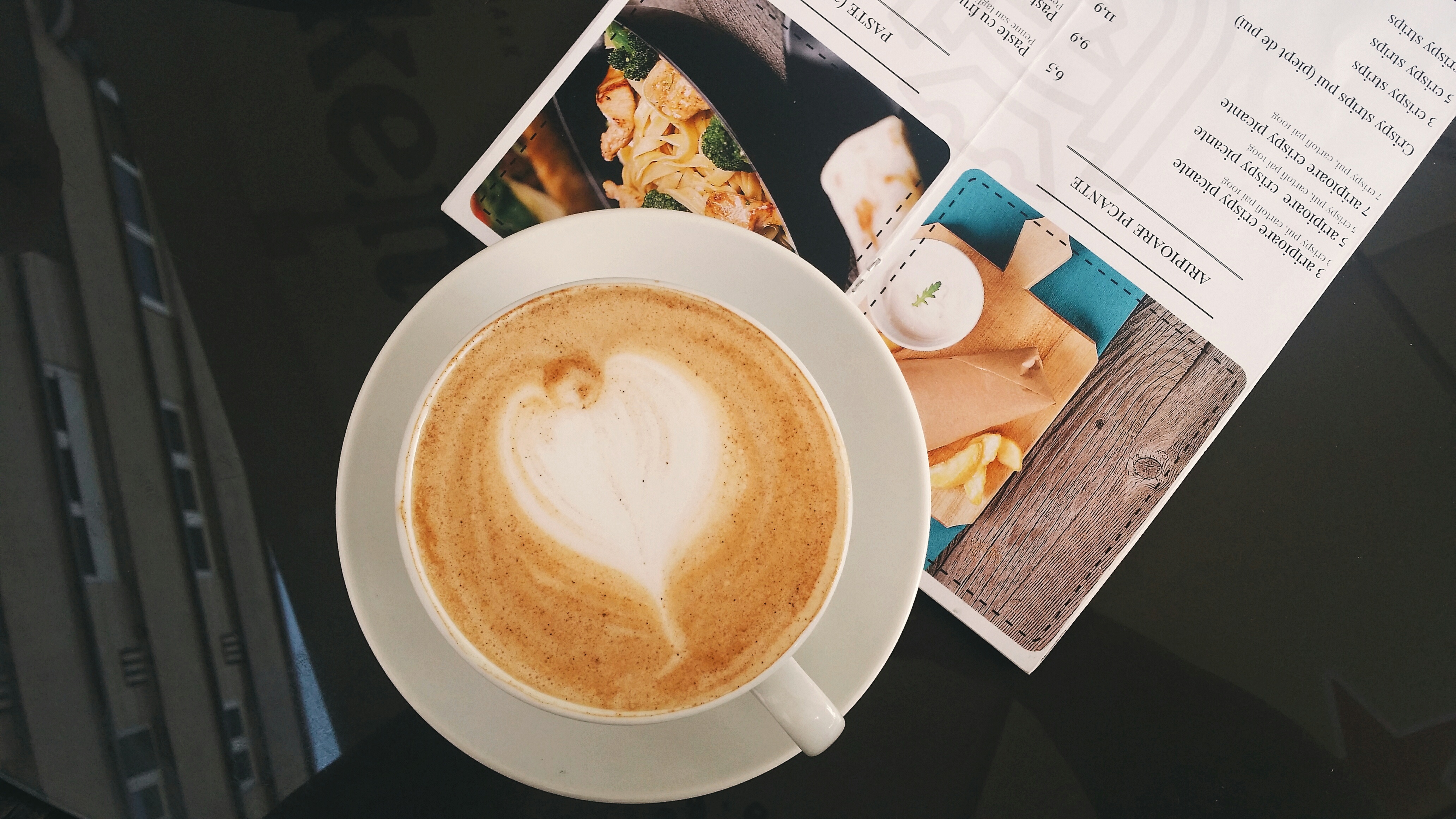 Free photo Cappuccino mug with heart-shaped foam