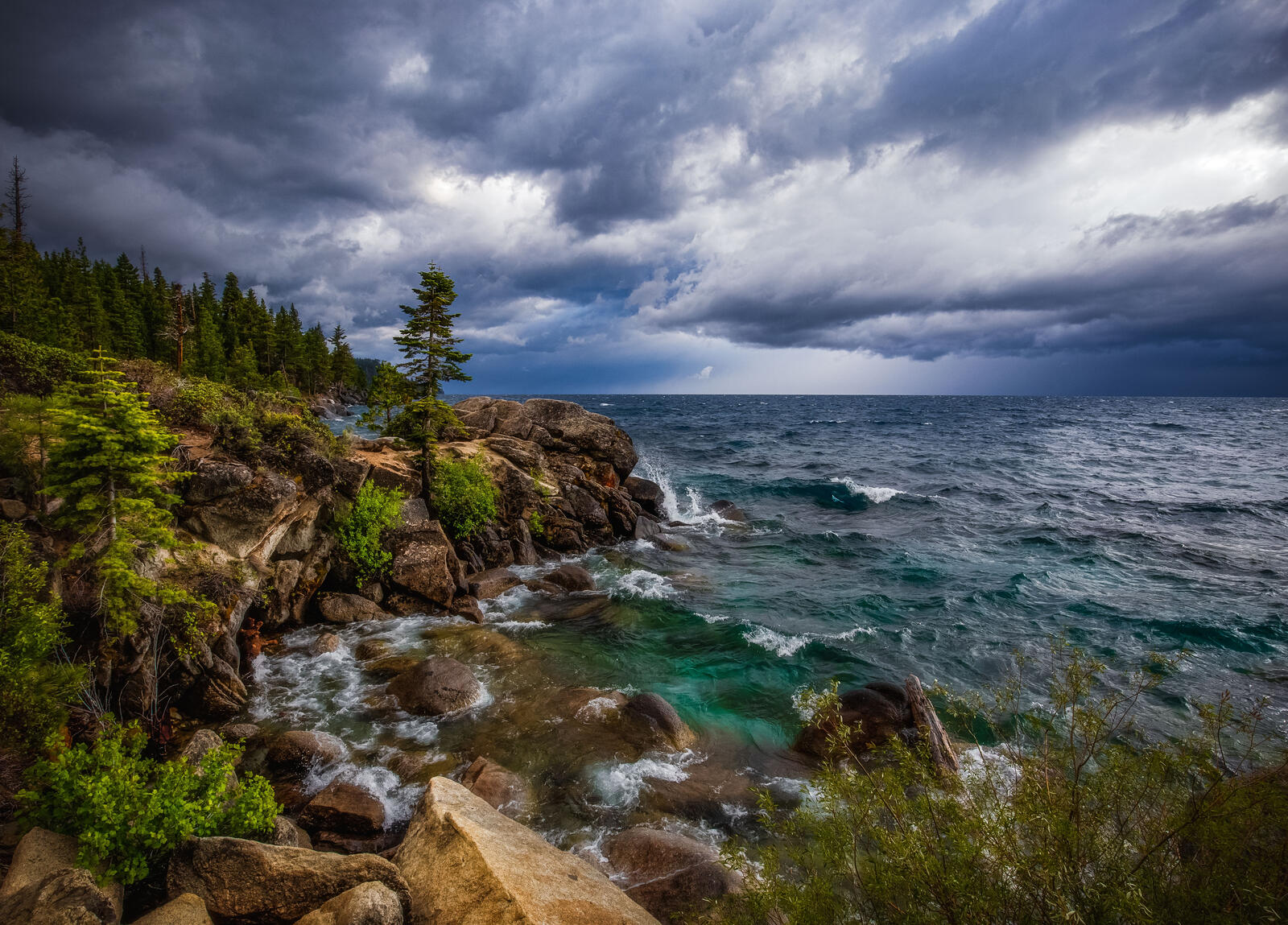 Free photo Beautiful cloudy sky on the rocky shore of the lake