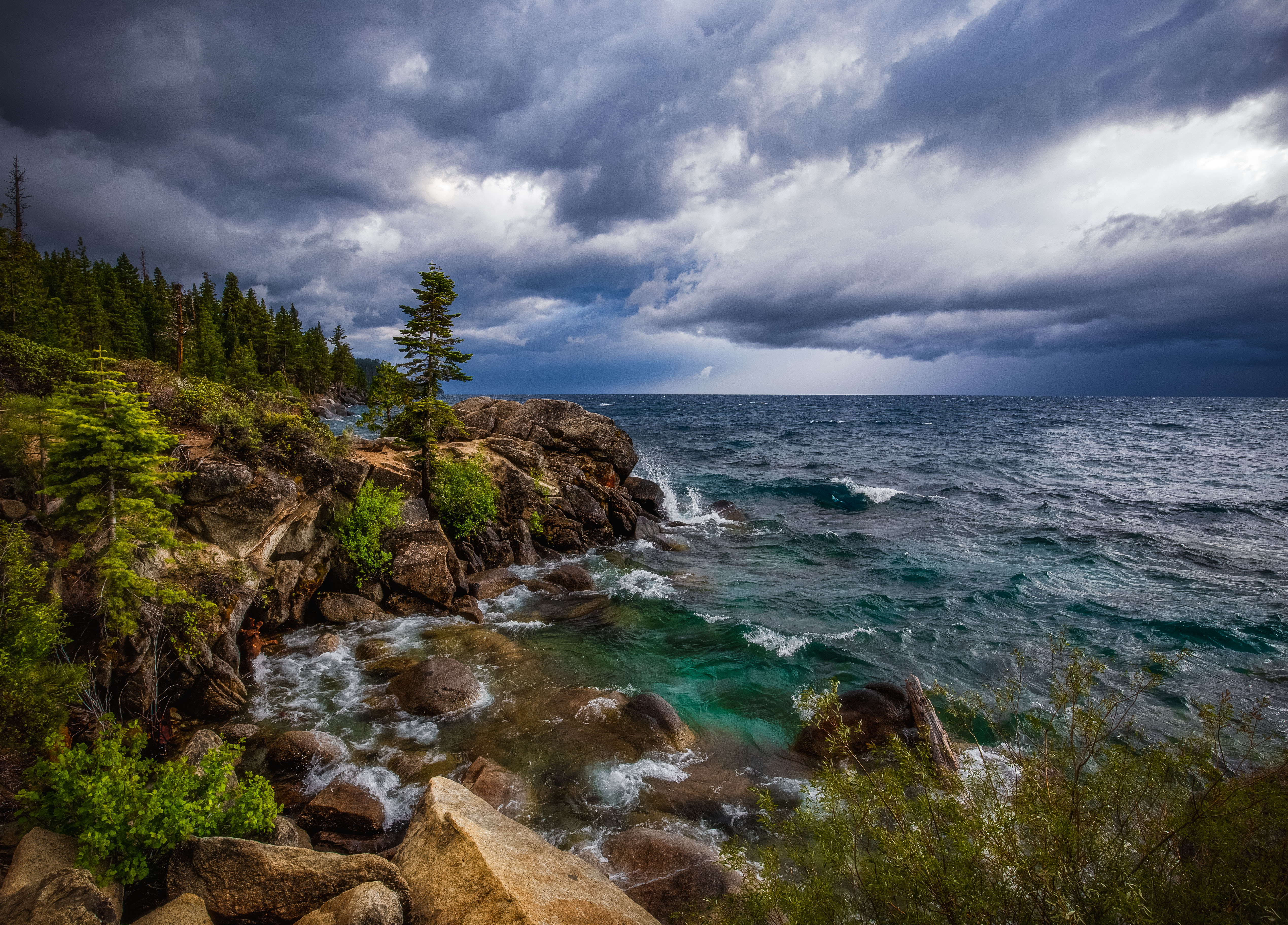 Free photo Beautiful cloudy sky on the rocky shore of the lake