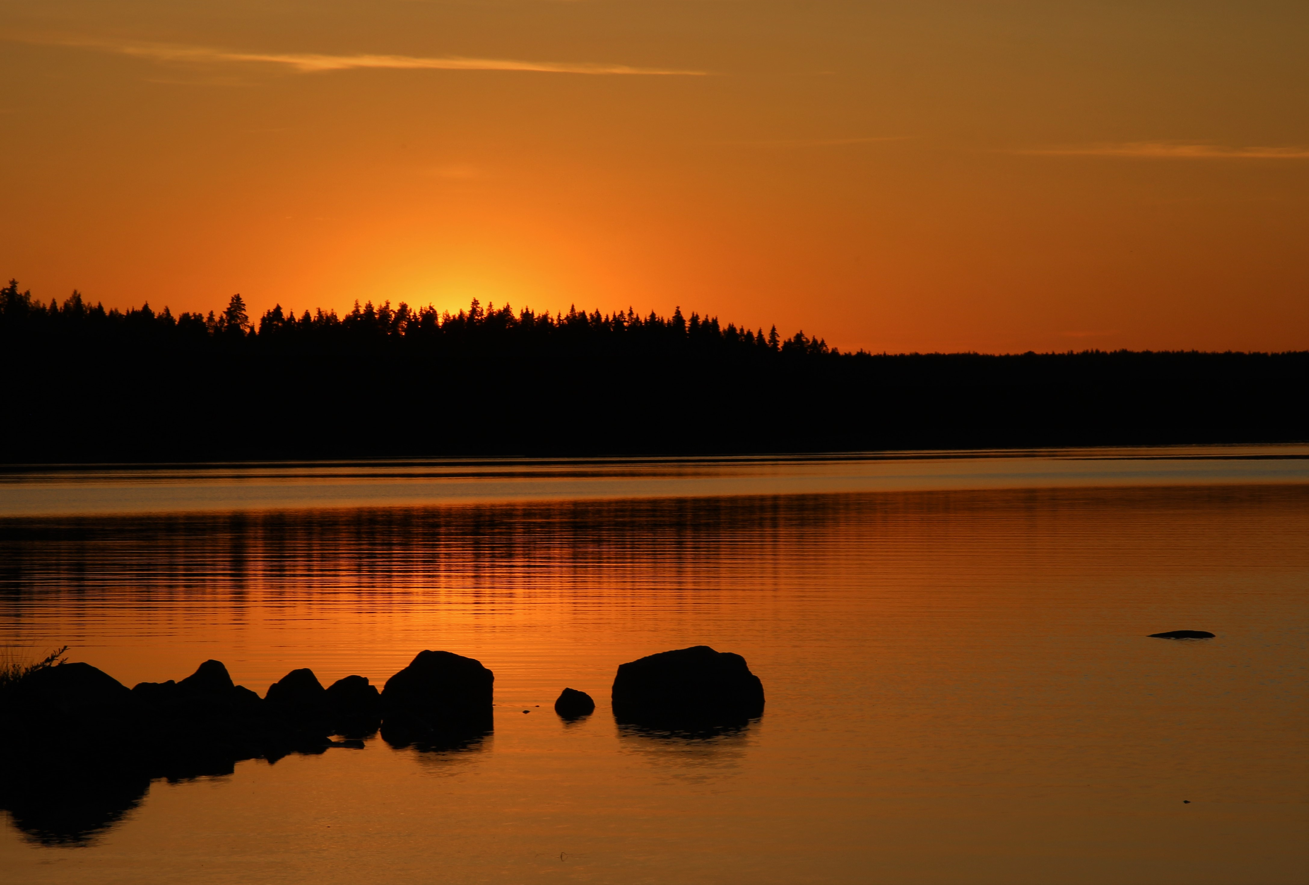 Сумерки на озере с оранжевым небом
