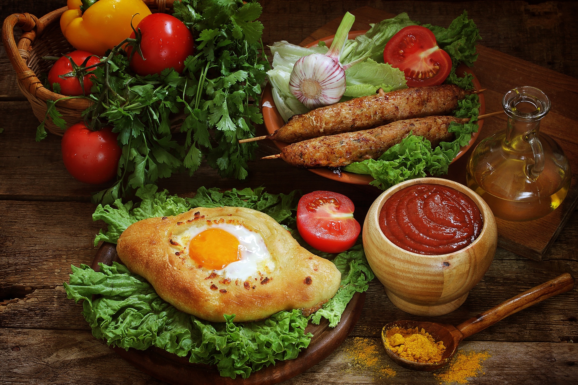 Бесплатное фото Вкусная еда с помидорами и хлебом с яйцом