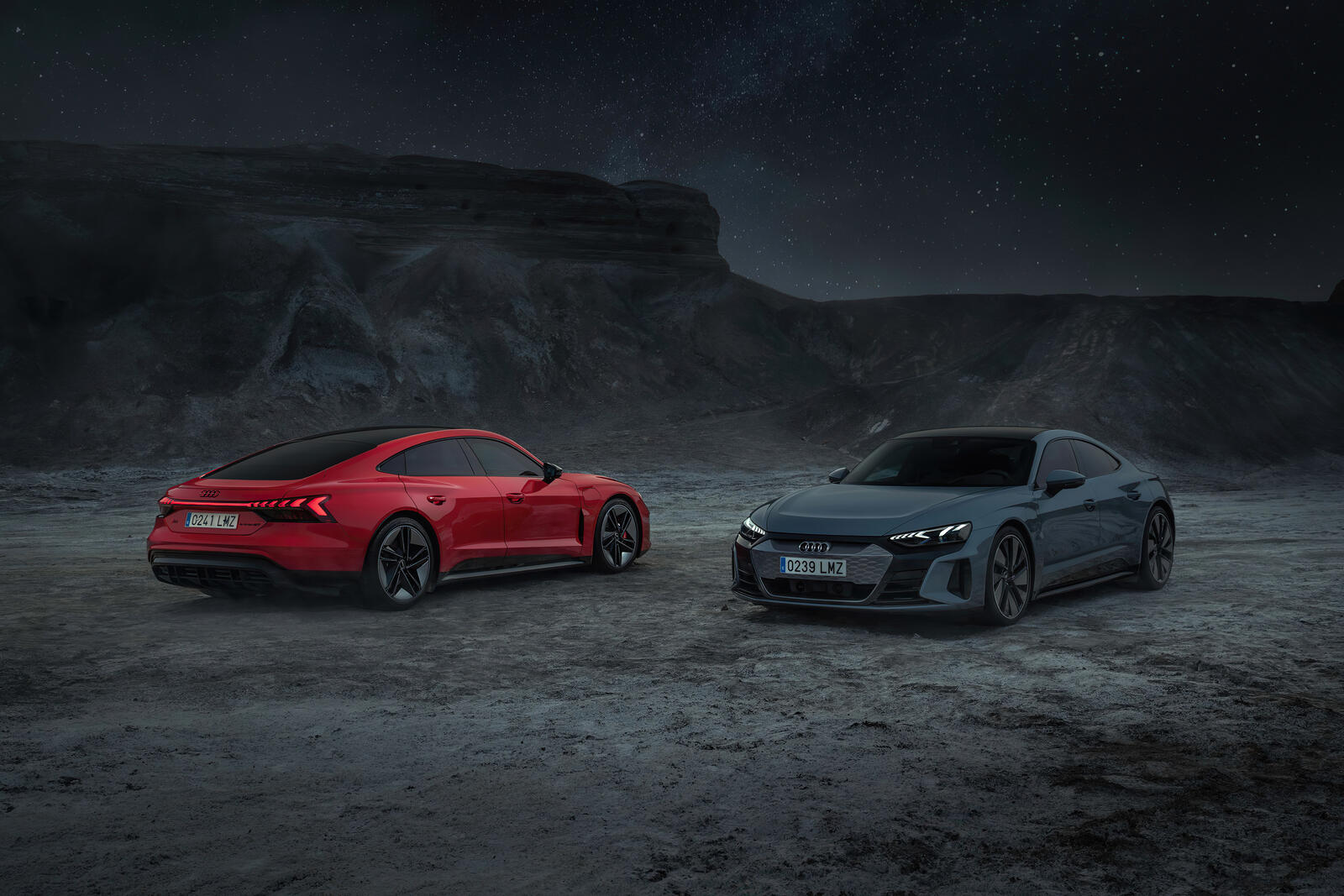 Free photo Two Audi e-tron GTs at night in the quarry