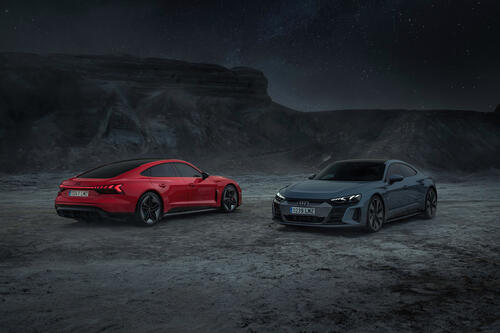 Two Audi e-tron GTs at night in the quarry