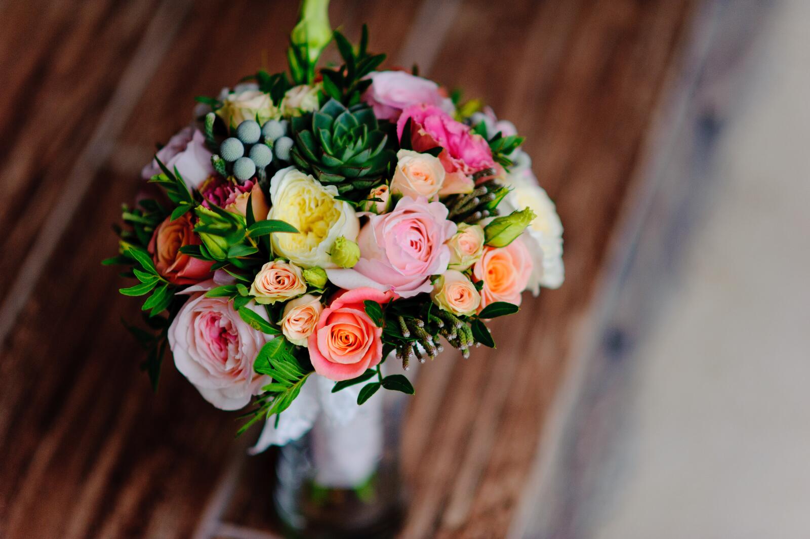 免费照片为新娘献上美丽的玫瑰花束