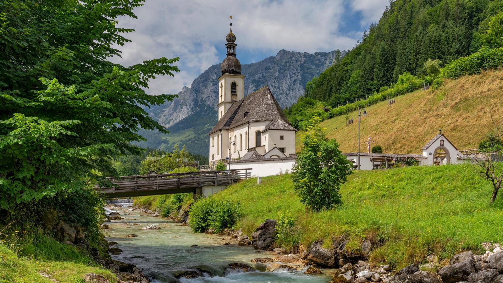 Церковь у ручья
