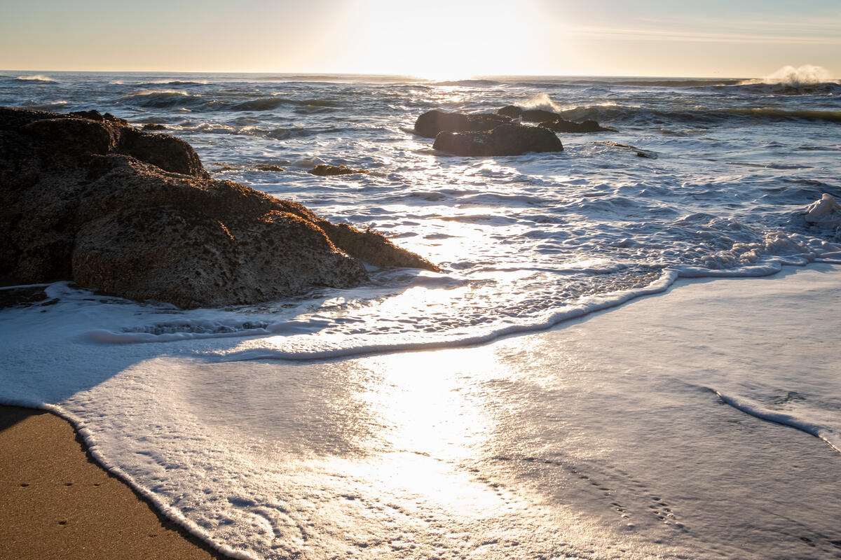 Романтический песочный пляж на Восходе солнца