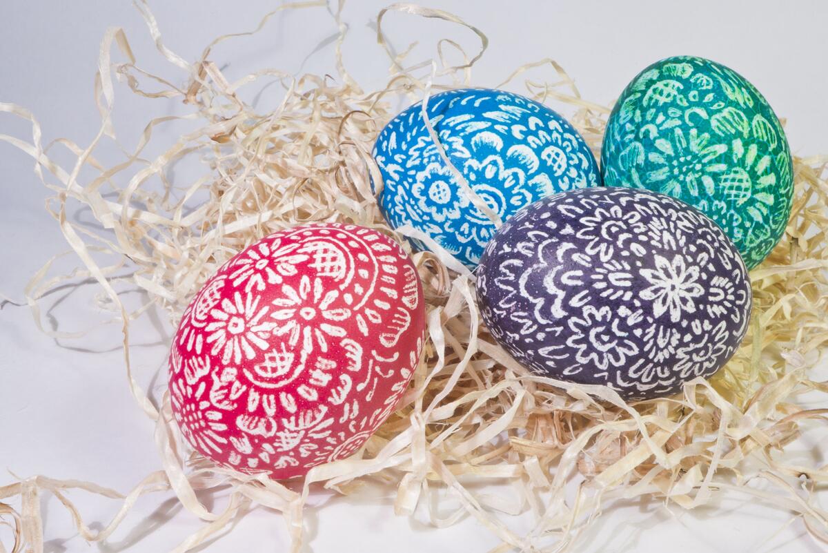 Цветные пасхальные яйца с узорами