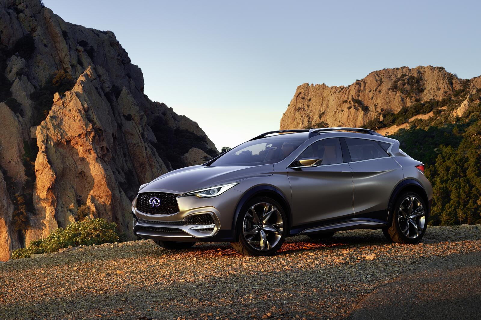 Free photo Silver Infiniti Q30 crossover in the mountains