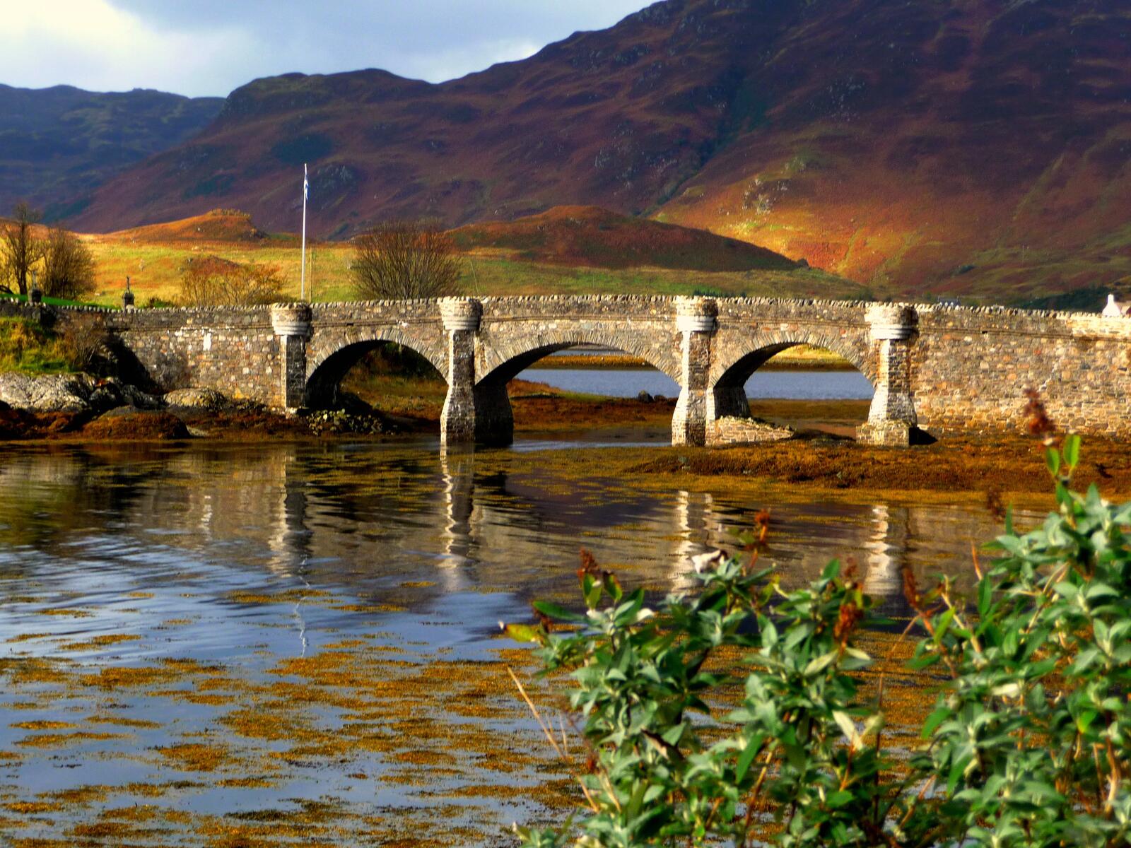Бесплатное фото Каменный арочный мост через реку