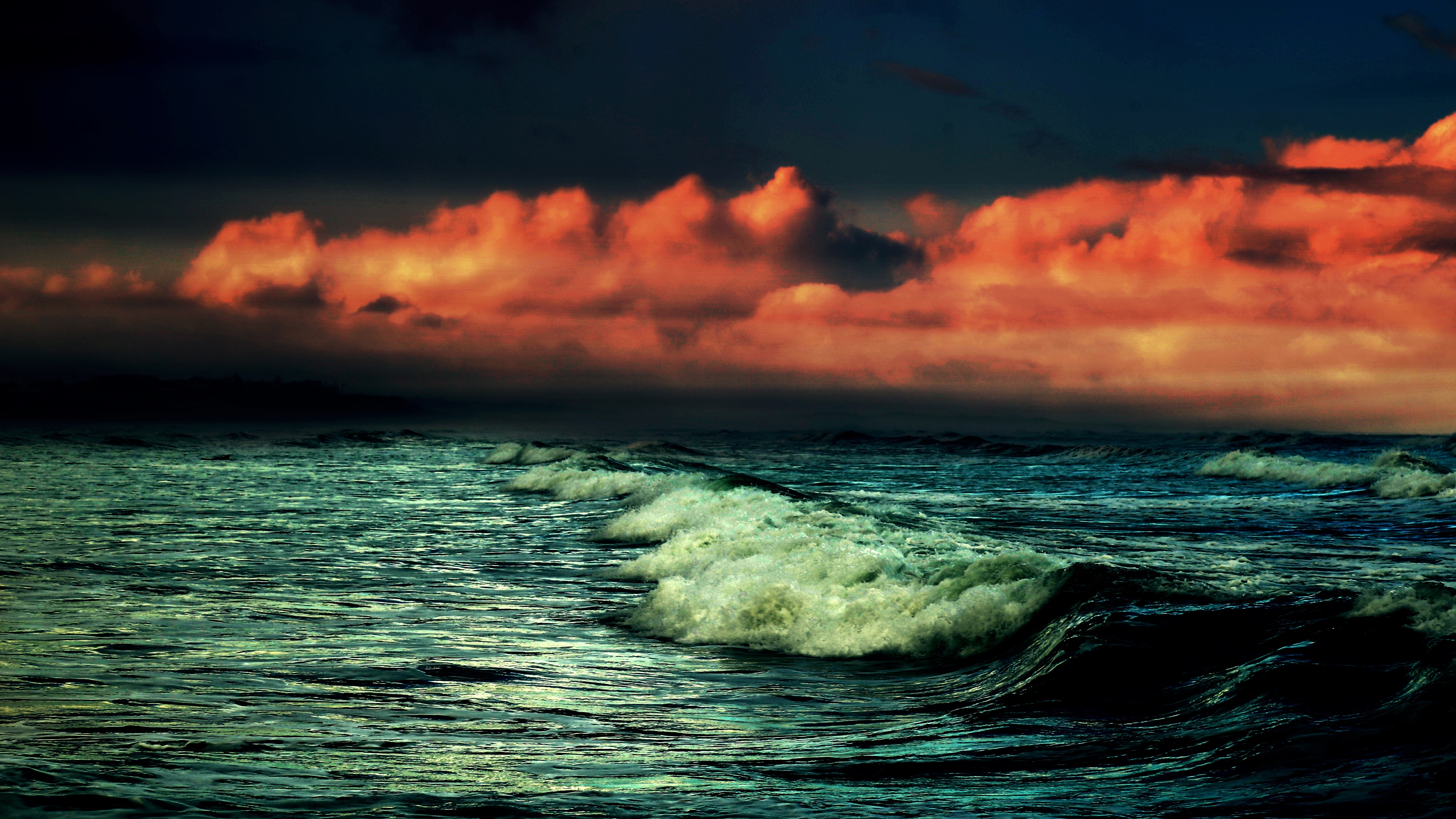 日落时分海岸边的海浪