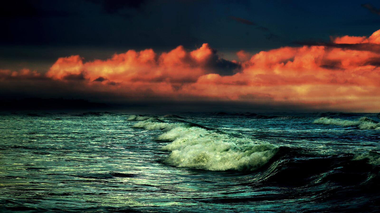 Морские волны у берега на закате