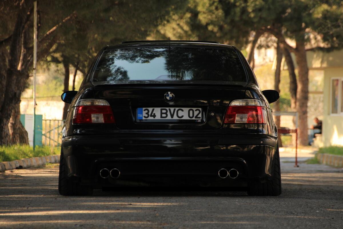 Черная BMW M5 E39 вид сзади