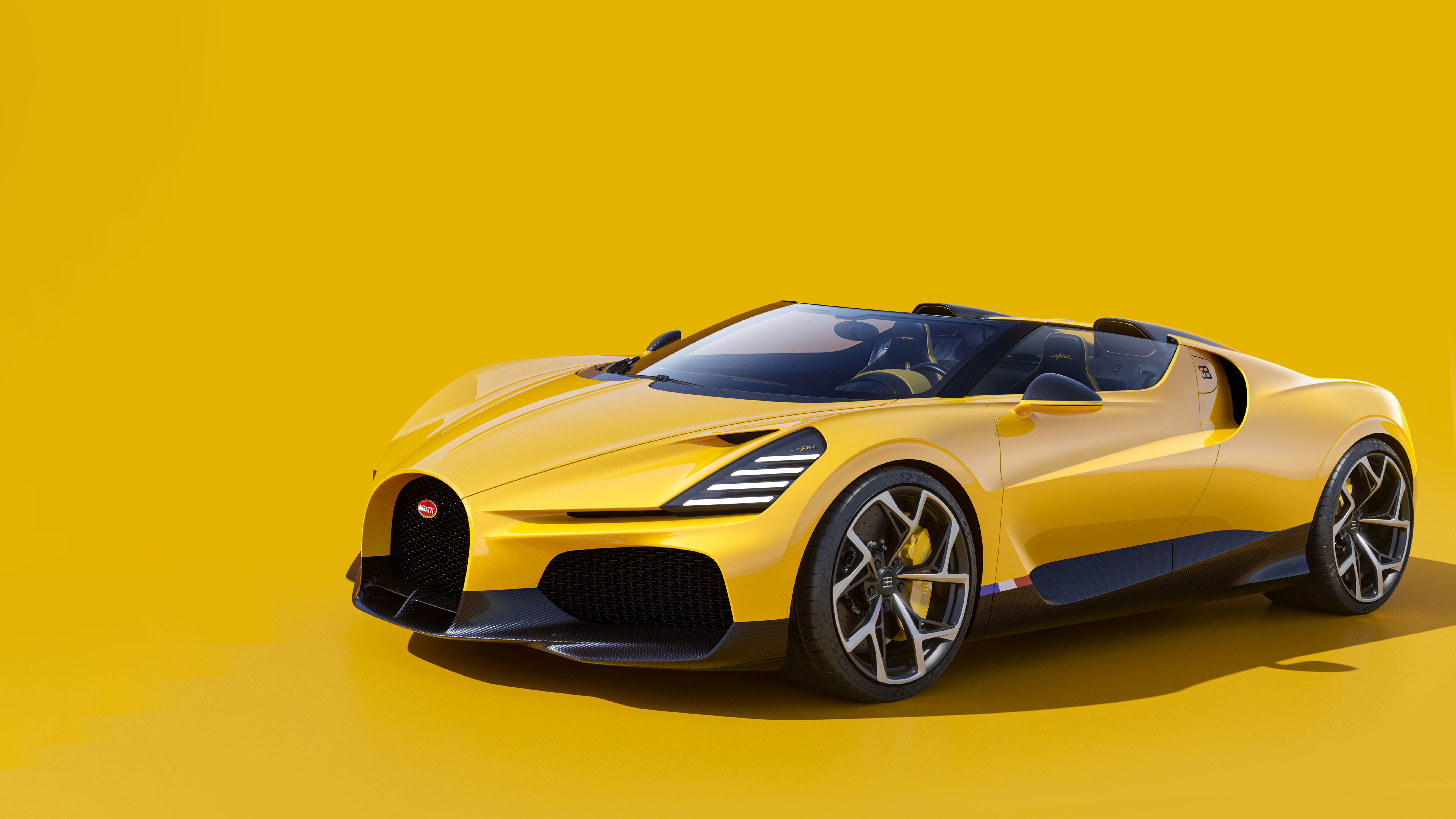 Бесплатное фото Желтая Bugatti W16 Mistral 2024 года на желтом фоне