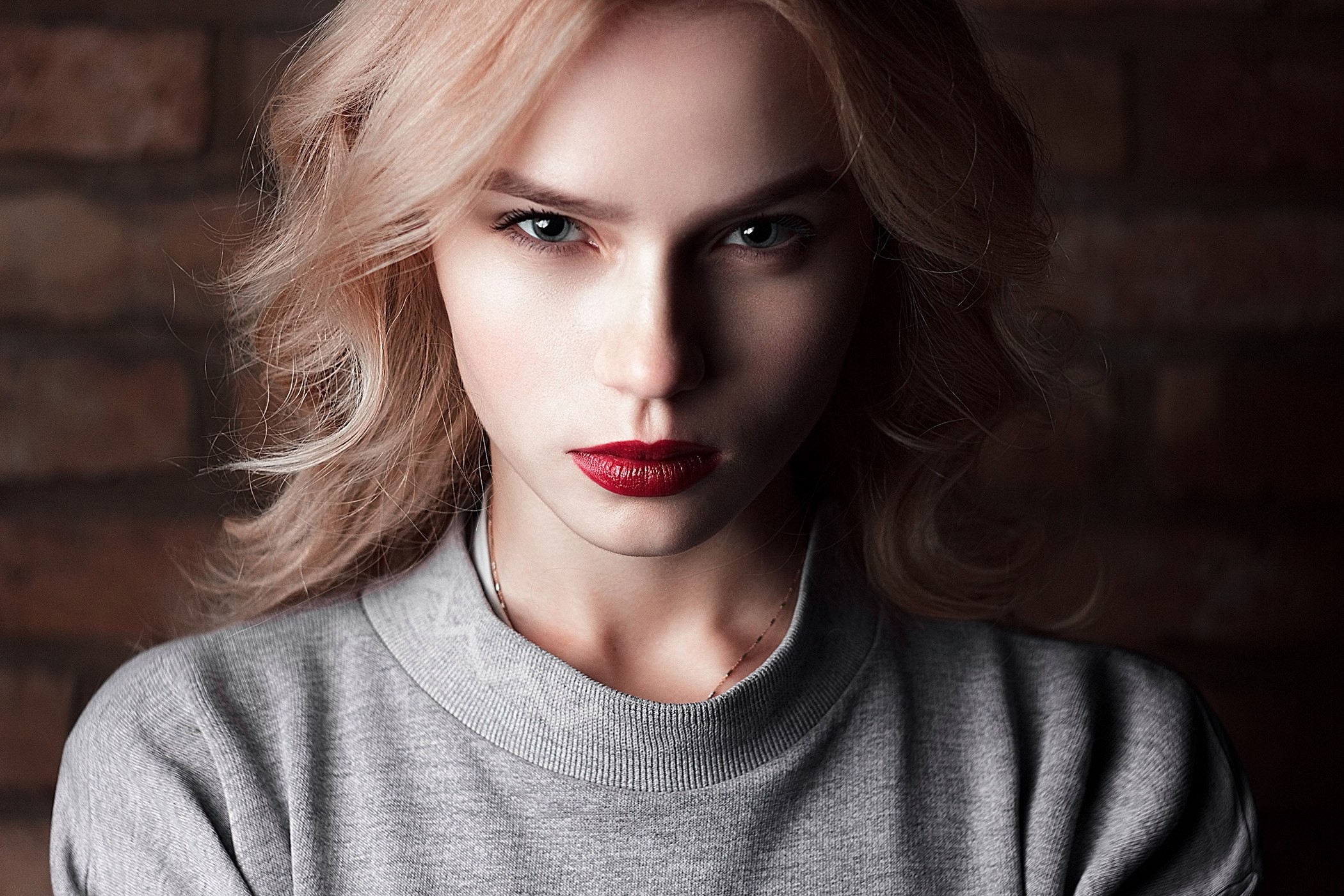 Free photo Portrait of a girl with red lipstick