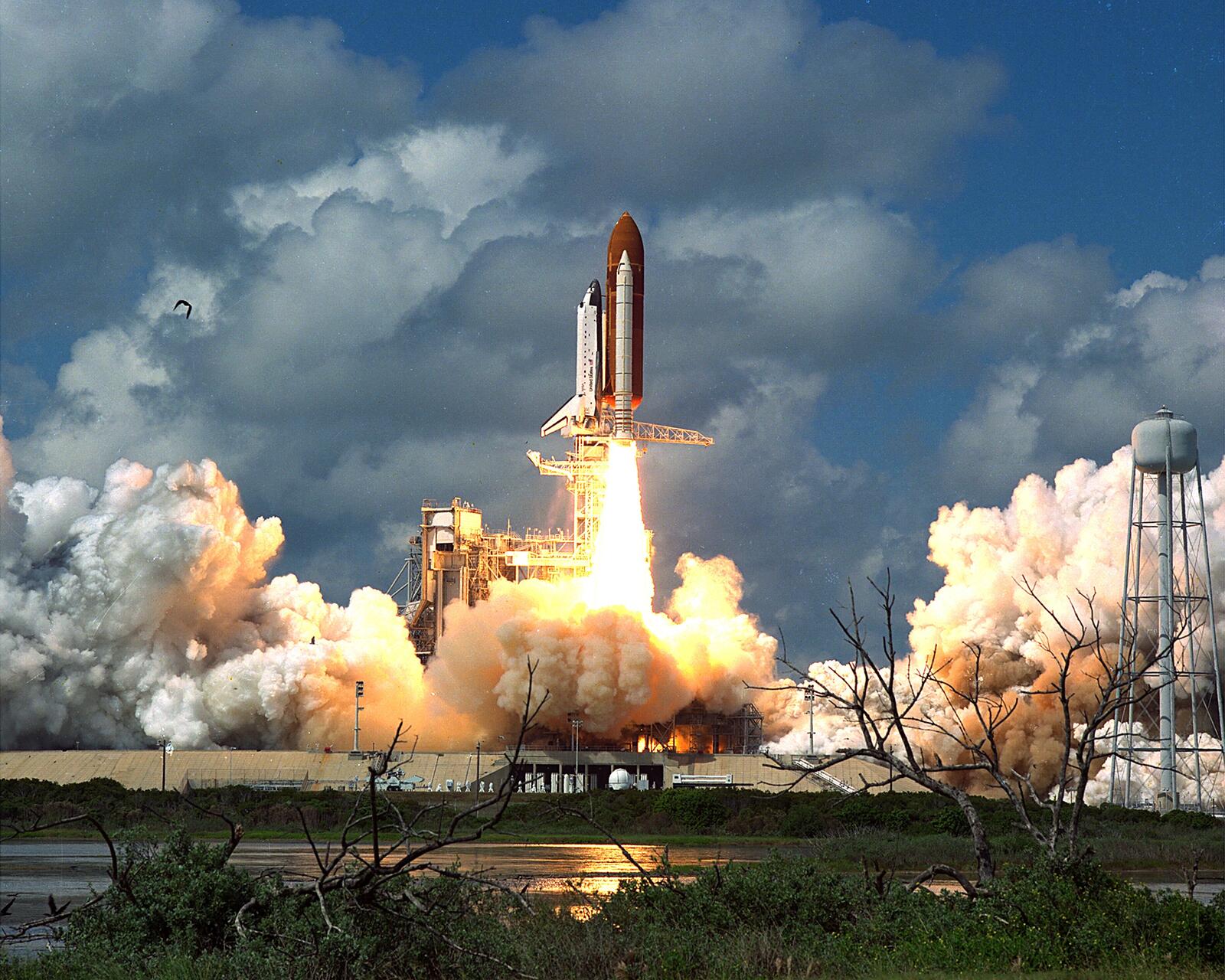 Бесплатное фото Взлет космической ракеты