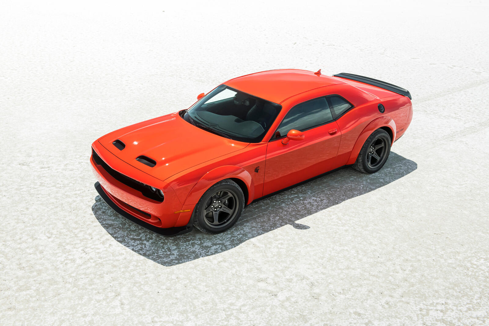 Бесплатное фото Dodge Charger красного цвета вид сверху